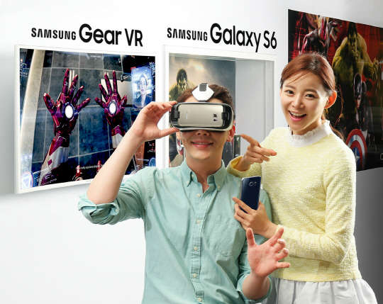 삼성전자는 갤럭시S6용 헤드셋 삼성 기어 VR을 7일 출시한다. 삼성전자 모델이 제품을 착용해보고 있다. <제공 삼성전자>